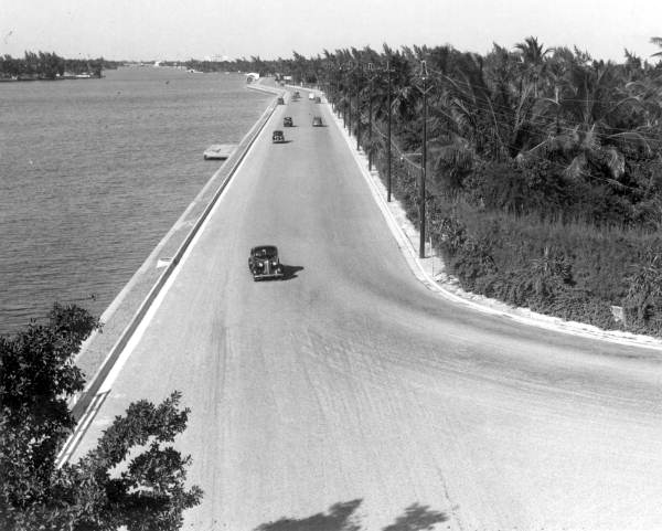 PHOTOS SHOW HOW COLLINS AVENUE IN MIAMI BEACH HAS CHANGED FROM 1940 TO 2017
